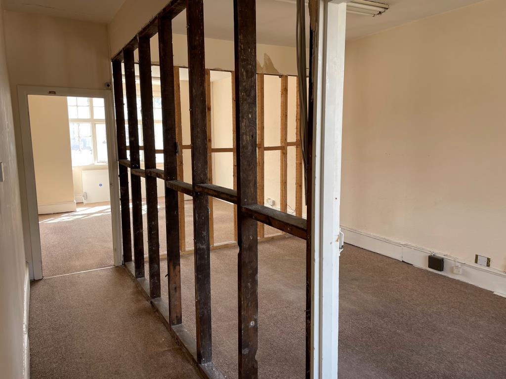 Lot: 140 - COMMERCIAL PROPERTY WITH PLANNING CONSENT FOR CONVERSION TO FLATS - Picture of room on first floor